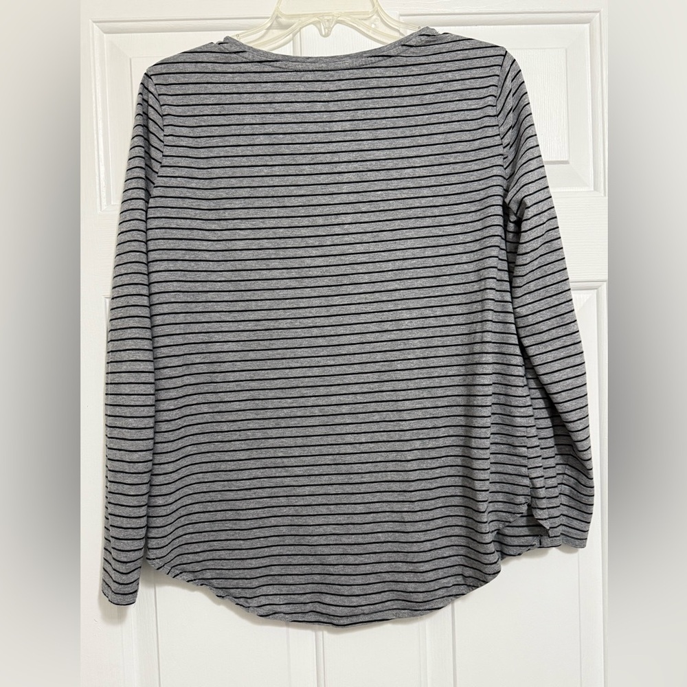 Old Navy Gray Striped V-Neck Women's Top - Picture 2 of 2